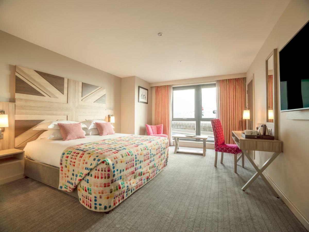 Boulevard Hotel Блекпул Екстериор снимка A bedroom at the Hilton London Heathrow